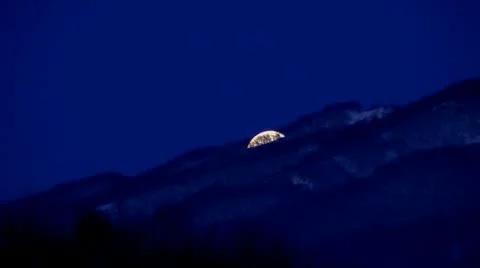 Decline of the full moon for a winter snow hill late evening Vidéo 12319596