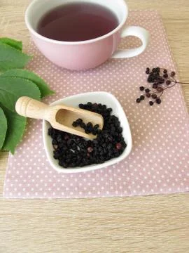 Decoction, boiled tea from dried elder berries Foto stock