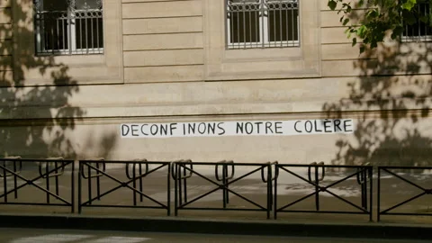 Deconfinement slogan in Paris Vídeo Stock 131031891
