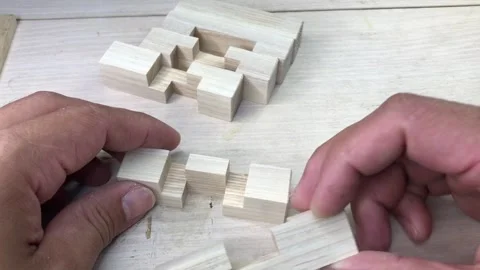 Deconstructing a complex wooden block puzzle for beginners Vídeo Stock 317598680