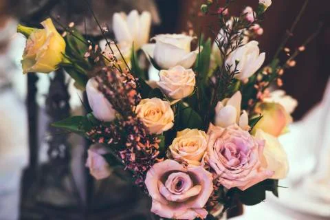 Decor and flowers on the table 库存照片