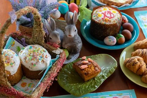 The decor of the festive table for Easter.The atmosphere of home comfort. Foto stock
