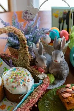 The decor of the festive table for Easter.The atmosphere of home comfort. Foto stock