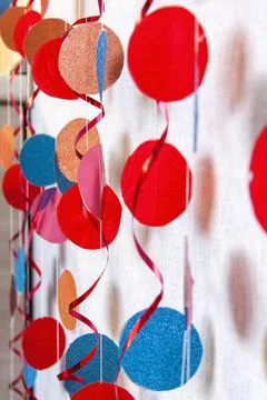 The decor is made of colored paper circles. Color decorative curtain. Decor f Foto stock