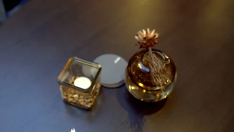 The decor is on the table a candle Vidéo 235581319