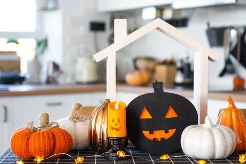 Decor of white classic kitchen with pumpkins, garlands, jack latern for Hal.. Foto stock