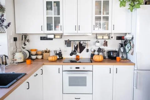 Decor of the white classic kitchen with pumpkins for Halloween and harvest... Foto stock