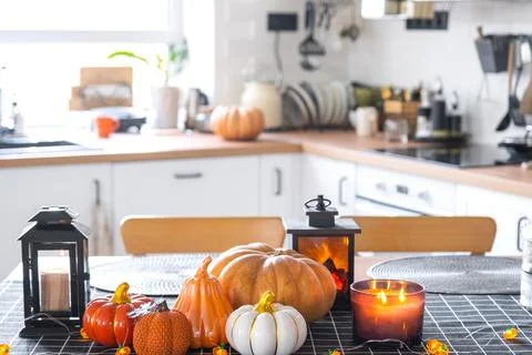 Decor of white classic kitchen with pumpkins, garlands, latern for Hallowee.. Stockfoto's