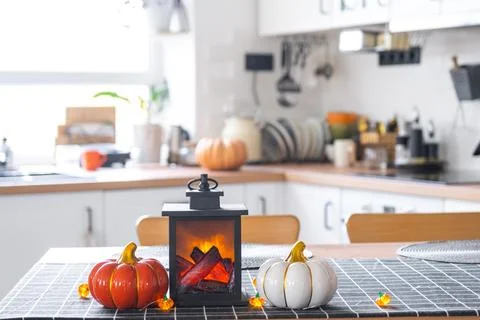 Decor of white classic kitchen with pumpkins, garlands, latern for Hallowee.. Foto stock