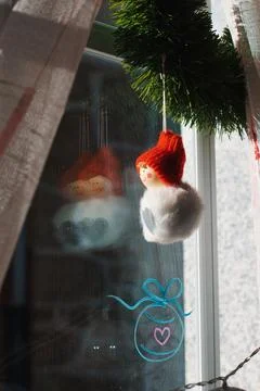 Decoración de navidad: muñeco colgando de una ventana Stock Photos