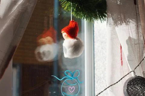 Decoración de navidad: muñeco colgando de una ventana Stock Photos