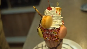 Decorate a chocolate milkshake 스톡 동영상 86066345