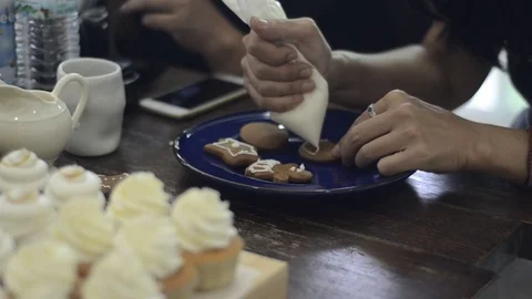 Decorate cupcake for Christmas celebration. Stock-Footage 83081953