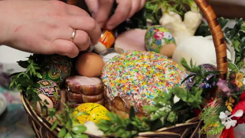 Decorate the Easter basket Stock Footage 113916854