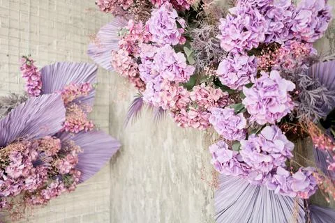 Decorate wall backdrop of artificial leaf and hydrangea. It is wedding time Foto stock