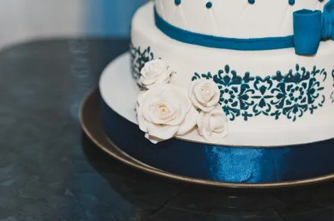 Decorated with blue pattern on a wedding cake 7678. Fotos de archivo