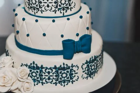 Decorated with blue pattern on a wedding cake 7679. Fotos de archivo
