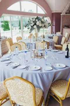 Decorated blue wedding table with plates and flowers 스톡 사진