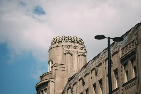 Decorated building facade featuring three female statues and a unique pearl like 库存照片
