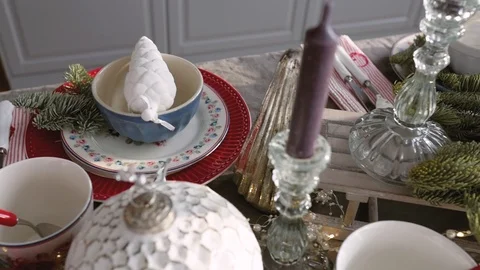 A decorated christmas dining table with champagne glasses and christmas tree in Stockbeeldmateriaal 122920769
