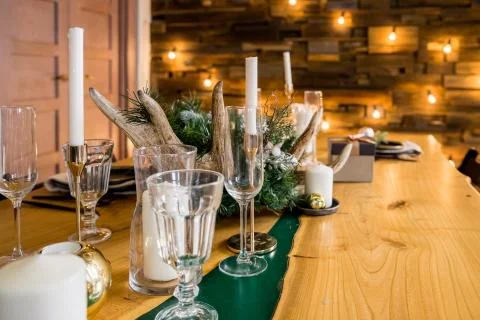 A decorated christmas dining table with wine glasses and christmas lights Stock-Fotos