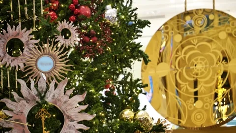 A decorated Christmas tree against the backdrop of a swinging clock pendulum. Vídeos de archivo 348516177