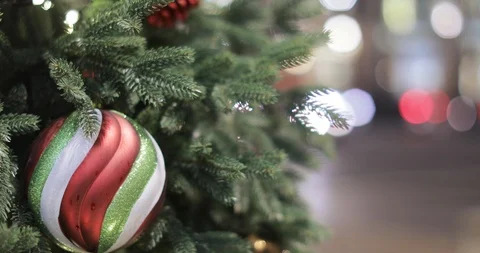 Decorated Christmas tree with auto Vídeos de archivo 121672384