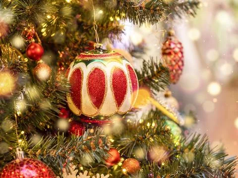Decorated Christmas tree on the background of soft yellow lights with bokeh e Stock Photos