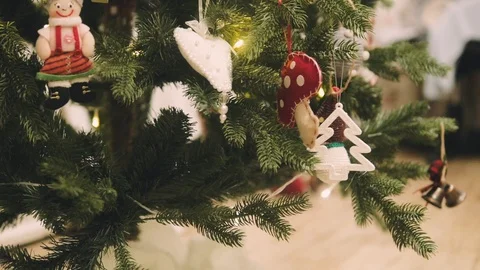 Decorated Christmas tree closeup. Red and golden balls and illuminated garland Vidéo 99242156