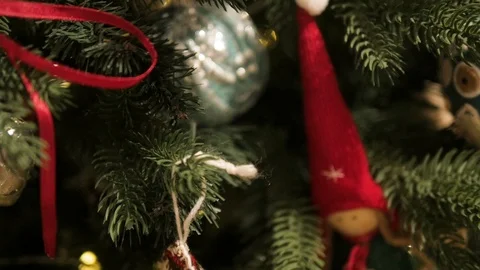 Decorated Christmas tree closeup. Red and golden balls and illuminated garland Vidéo 99244353