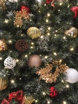 Decorated Christmas tree with ornaments and lights Foto stock