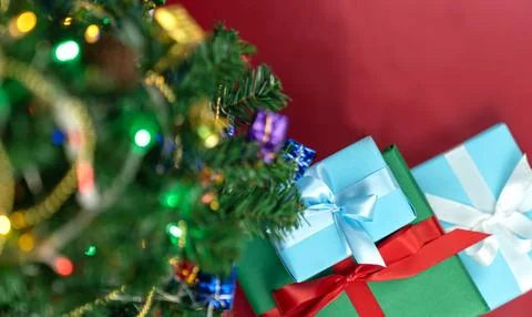 Decorated Christmas tree on red background. Foto stock