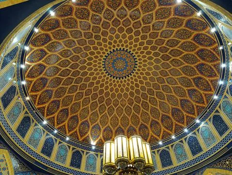 Decorated dome, part of the interior design in Ibn Battuta Mall, Dubai, UAE Foto stock