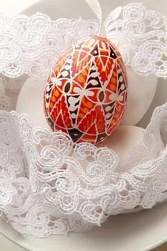 Decorated easter egg with lace on plate Foto stock
