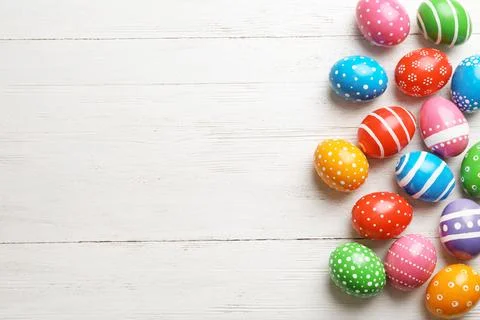 Decorated Easter eggs and space for text on wooden background, top view Foto stock
