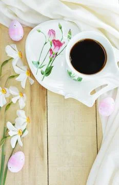 Decorated Easter eggs,coffee and flowers Poet's Narcissus flowers Foto stock