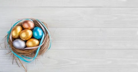 Decorated easter nest with eggs Foto stock