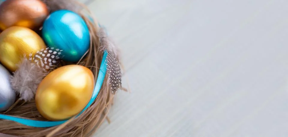 Decorated easter nest with eggs 库存照片