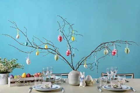 Decorated Easter table 库存照片