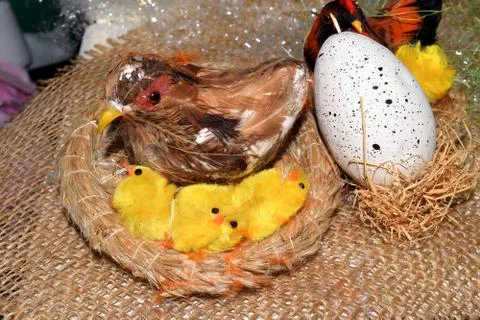 Decorated egg with chick inside a wicker basket Stockfoto's