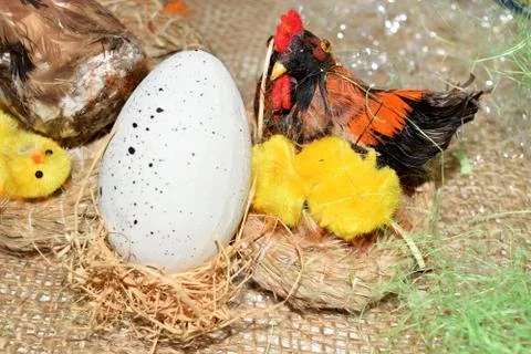 Decorated egg with chick inside a wicker basket Stockfoto's