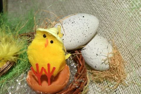 Decorated egg with chick inside a wicker basket Stockfoto's