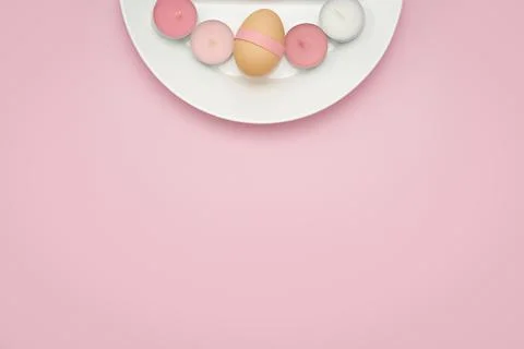 Decorated egg on a plate with candles. Easter background Foto stock