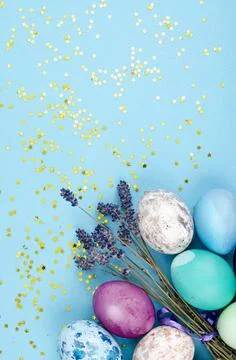 Decorated handmade Easter eggs for the holiday season on blue background. Cre Foto stock