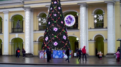 Decorated with lights New Year tree in front of Gostiny Dvor, St. Petersburg Stock-Footage 38873404