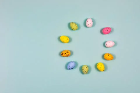 Decorated small multi-colored eggs in the shape of a circle - a place for text Foto stock