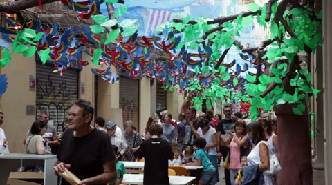 Decorated streets of Gracia district Vidéo 56574752