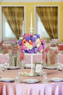 Decorated table with flowers in the elegant restaurant for the perfect wedding Foto stock