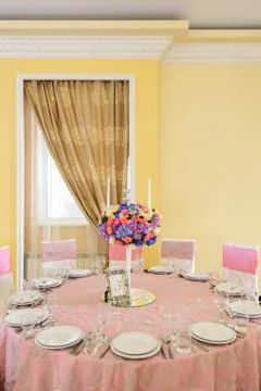 Decorated table with flowers in the elegant restaurant for the perfect wedding Stock-Fotos