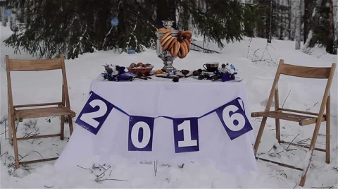 Decorated table standing in the snow. Vidéo 60981672